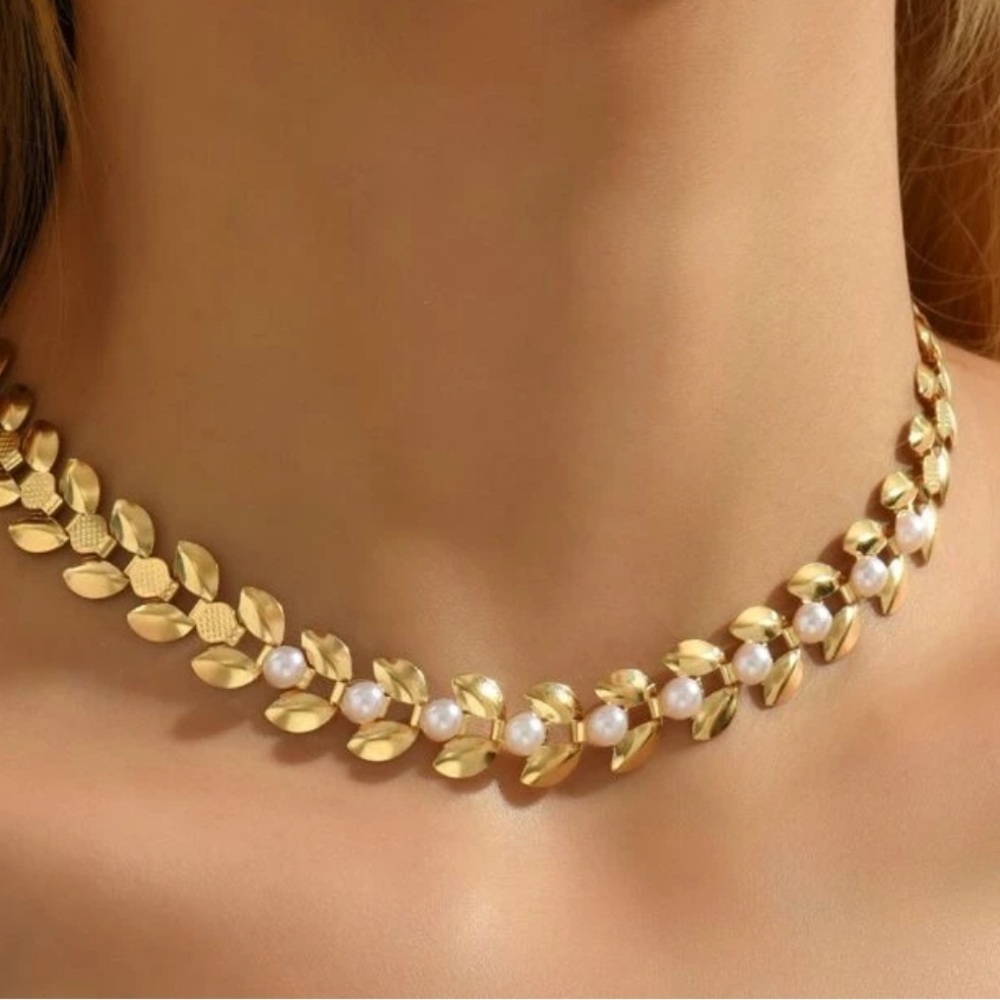 Gold Leaf Pearl Choker Necklace - Picture 4 of 4